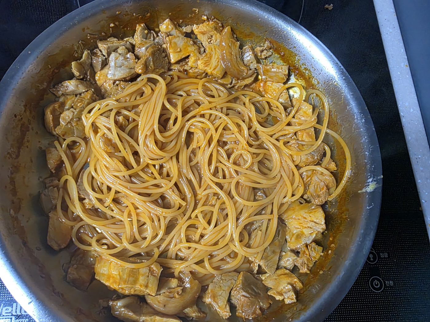 기름 넣고 파스타 비비는 장면