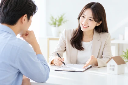 보험 가입 전 상담 내용을 확인하는 모습1