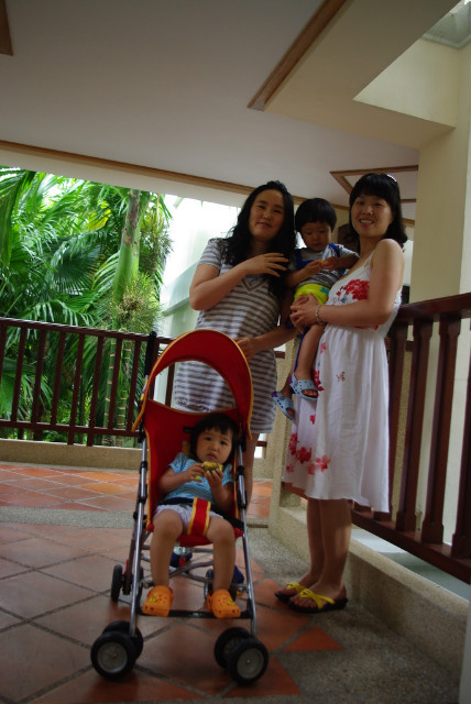 로비에서 사진 찍는 엄마들과 아기들