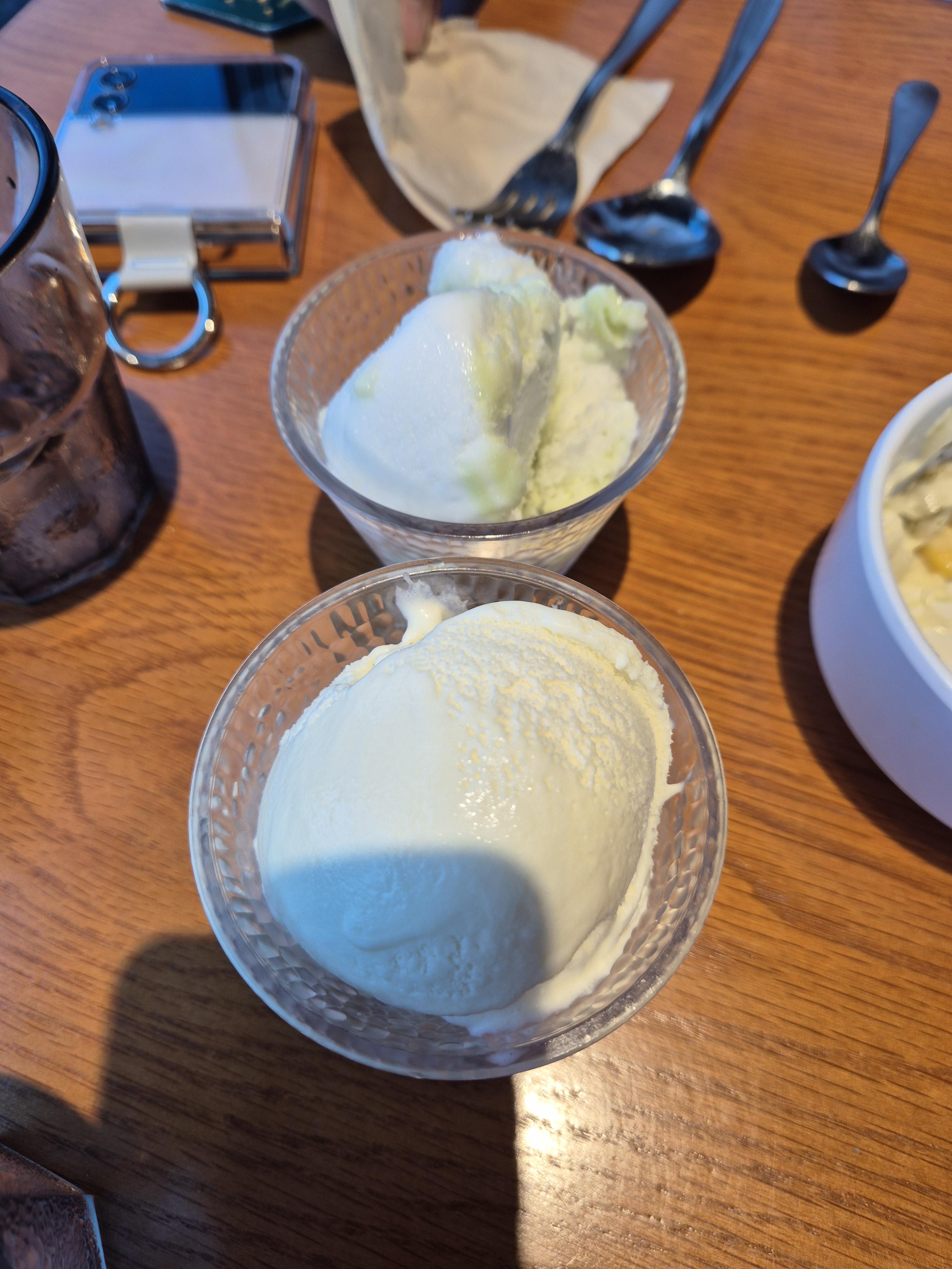 피자몰 아이스크림 민트 사과 아이스크림 위), 아래는 바닐라 아이스크림