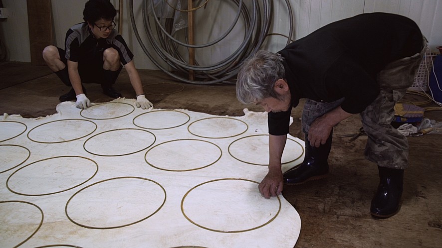 북을 만드는 모습