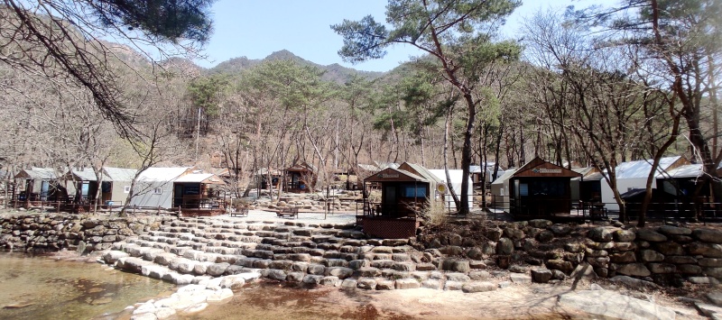 계곡 옆에 자리한 닷돈재 풀옵션구영