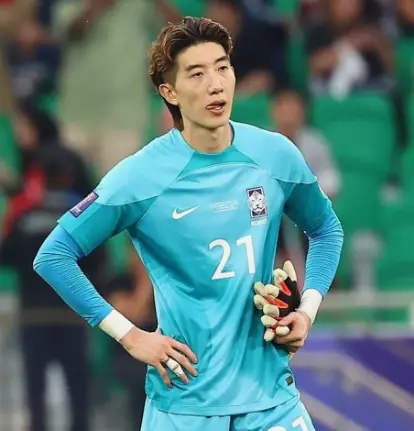 태국전- 초록색 국가대표 유니폼을 입은 조현우 선수가 왼손에 골키퍼 장갑을 들고 두손을 허리춤에 두고 서있는 모습