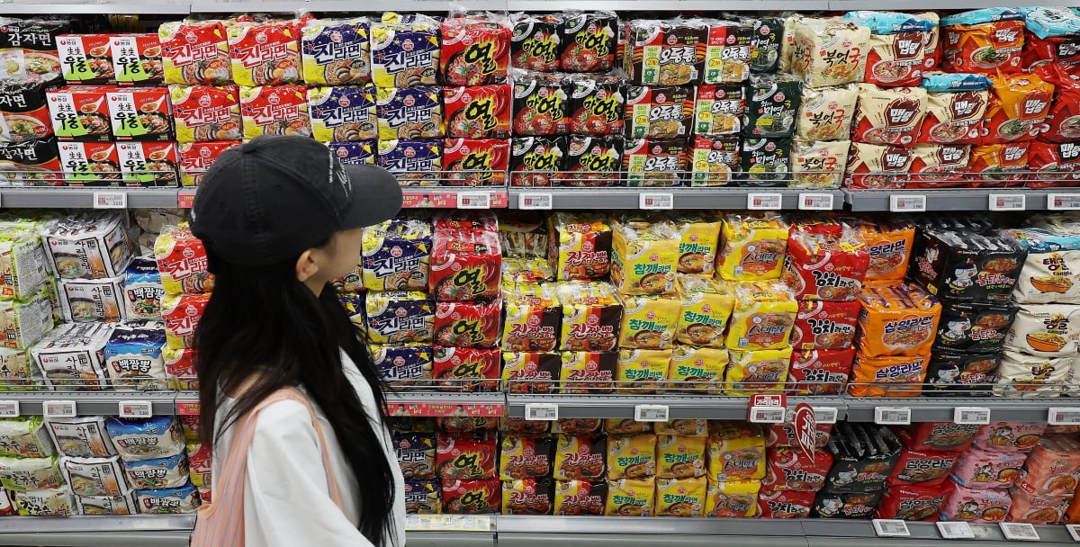 서울의 한 대형마트에 라면이 진열돼 있다.
