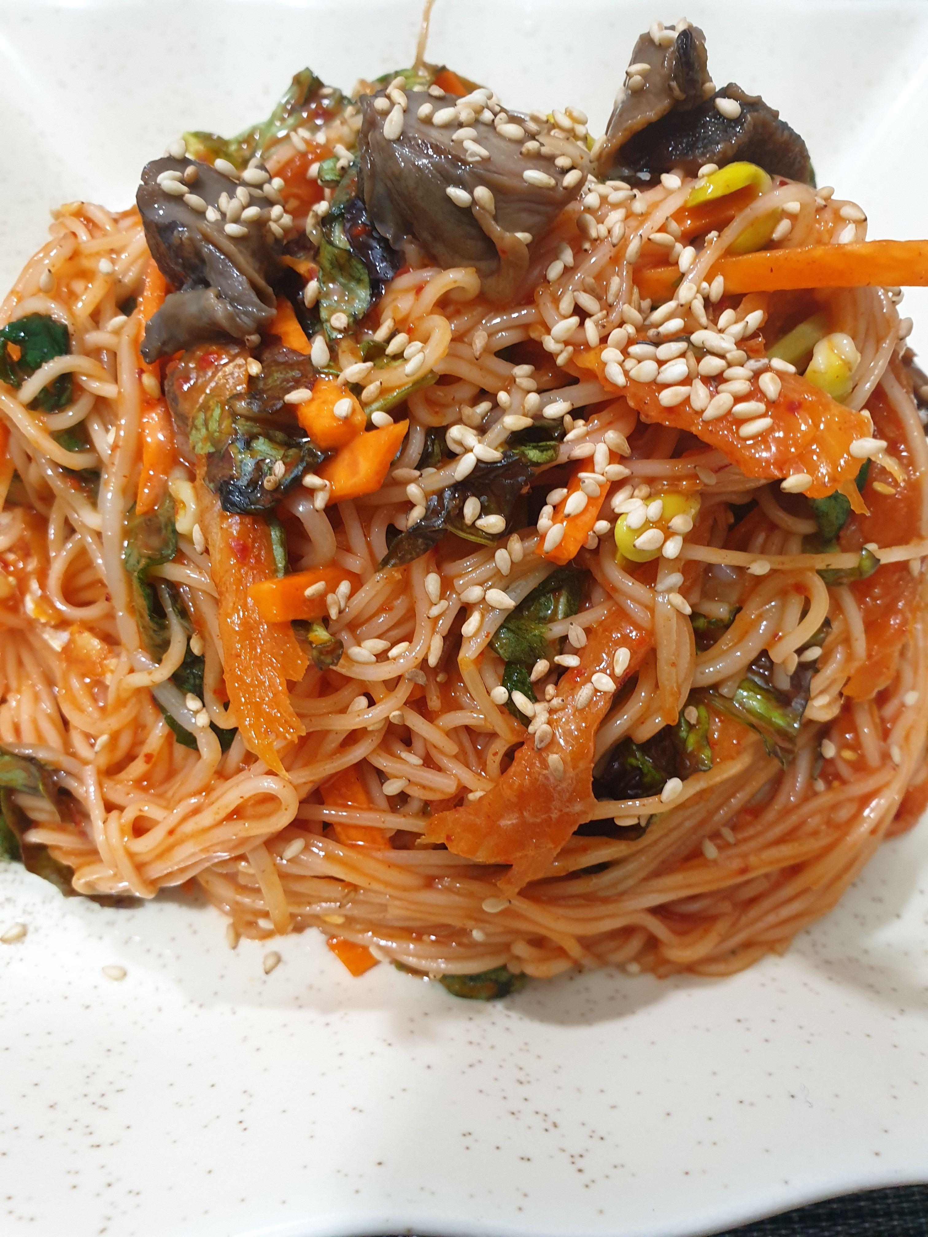 양념된 골뱅이와 국수