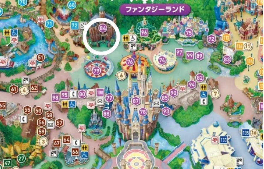 디즈니랜드 지도위에 동그라미가 그려져 있다.