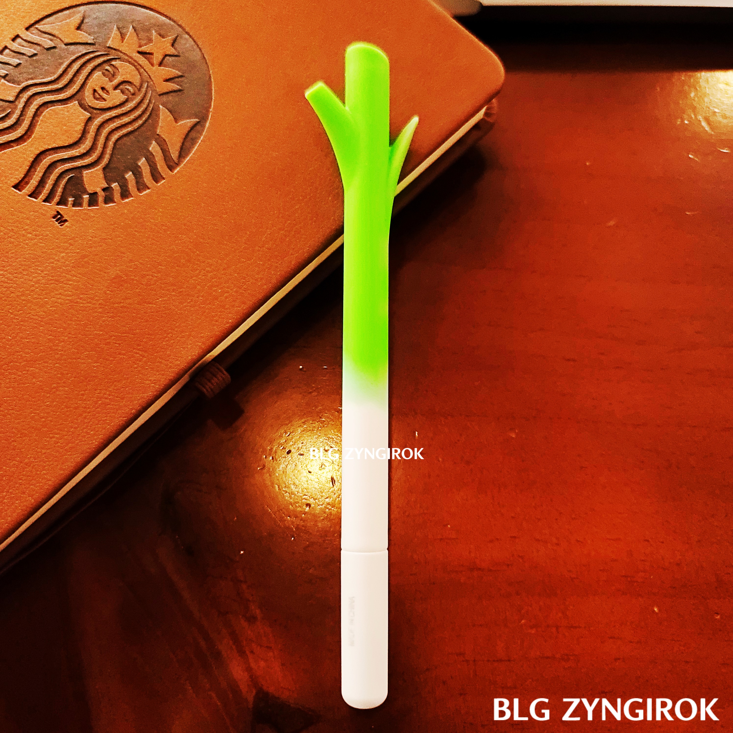 다이소에서 구매한 파 니들펜이 놓여있다.