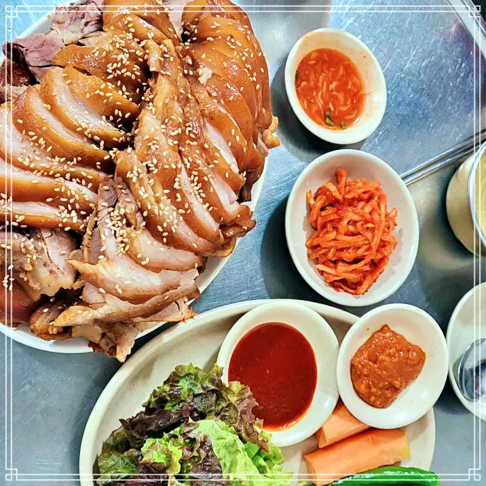 마포&#44; 공덕 맛집 20년째 골목을 지킨 전통의 맛 한방 족발