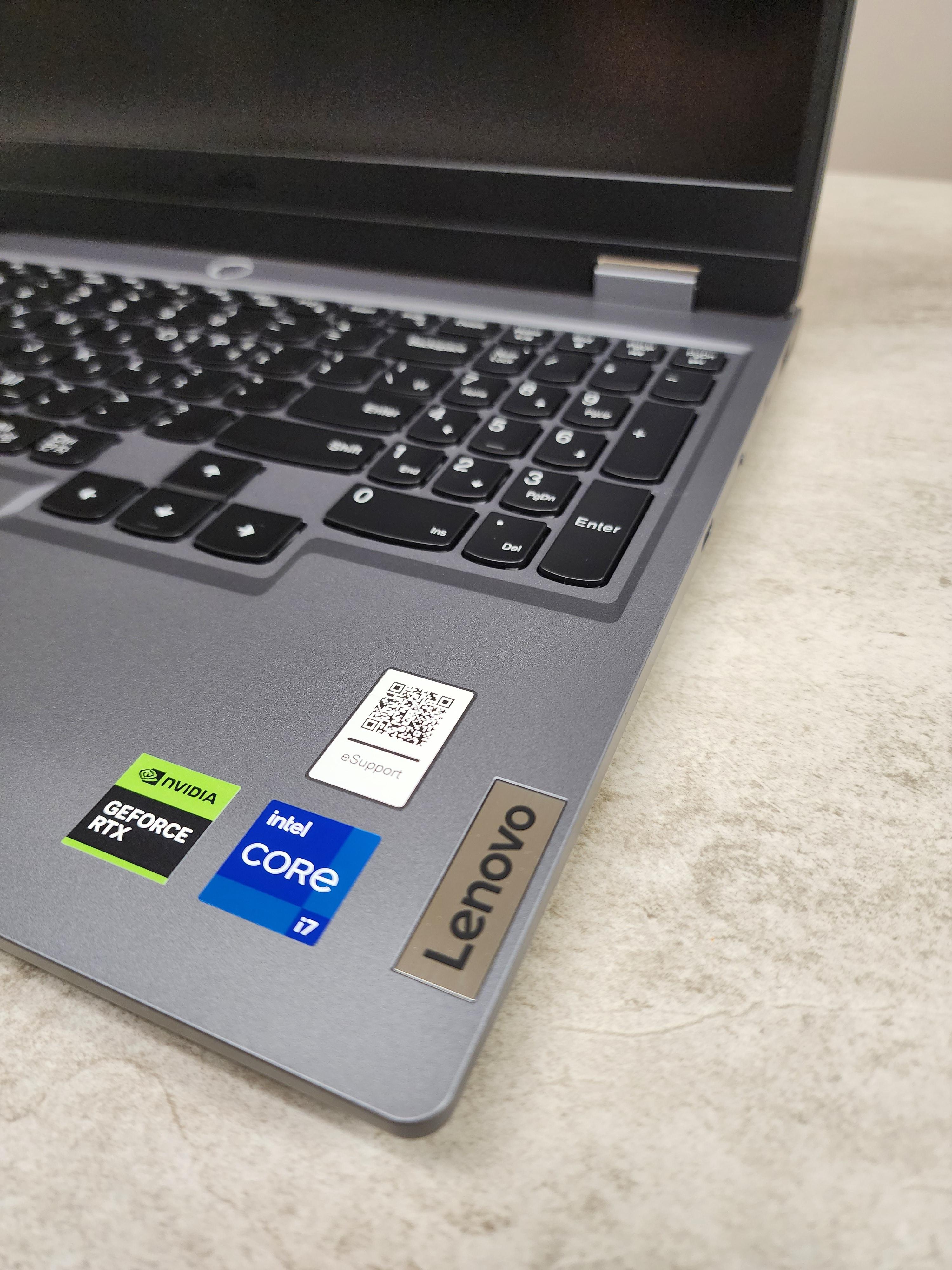 레노버-LOQ-노트북을-열고-근접-촬영한-사진