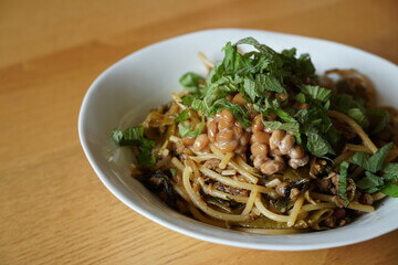 낫또 효능과 성분, 콩을 삶아 낫토균으로 발효 숙성시켜 만든 발효 콩 식품이다.