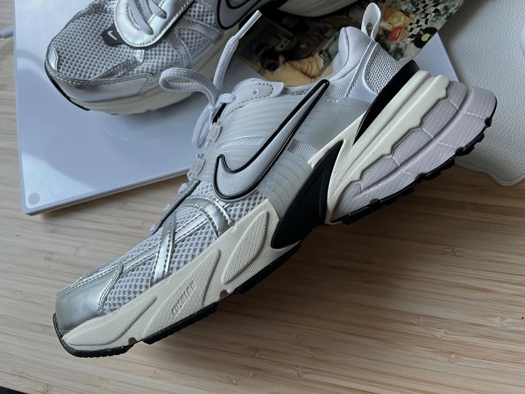 메탈릭 장식이 매력적인 V2K