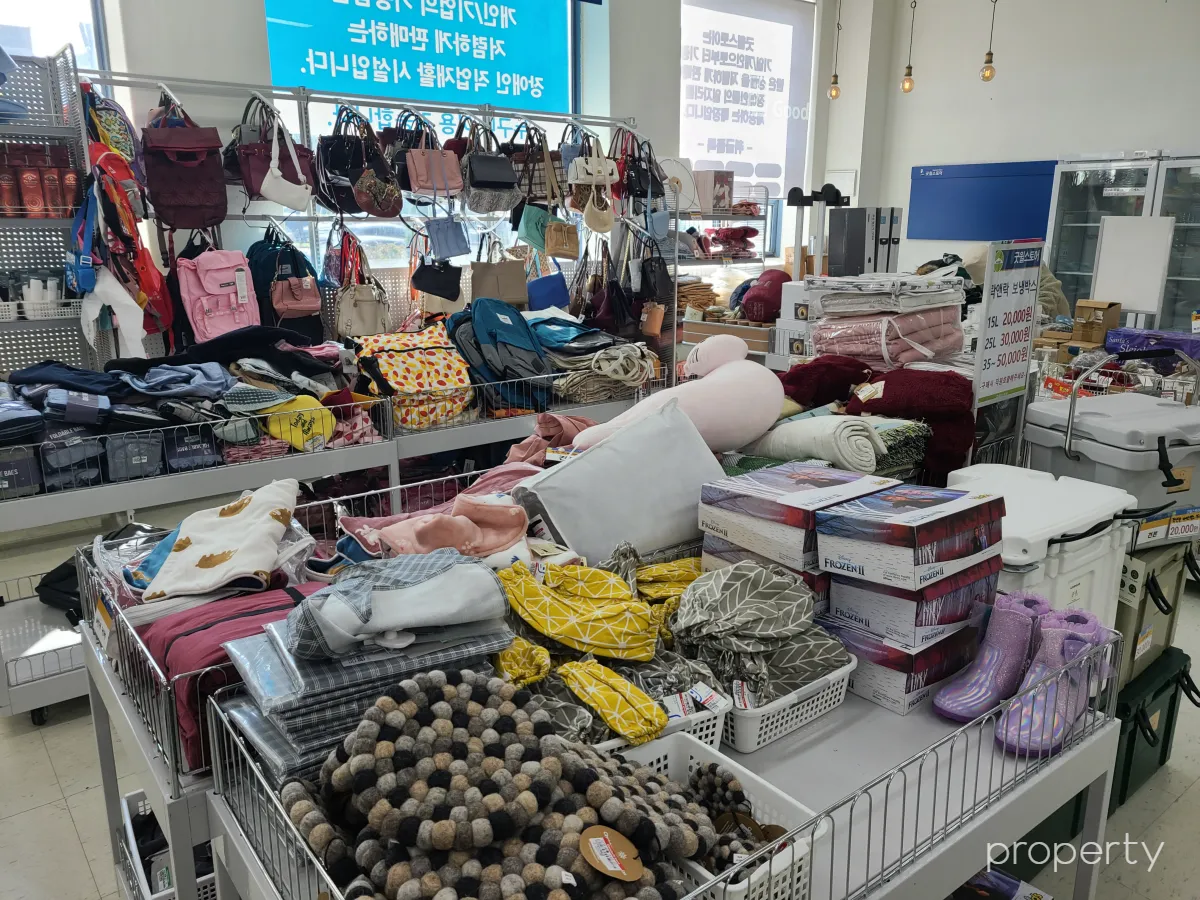 가방-신발-침구용품-매대에진열되어있다