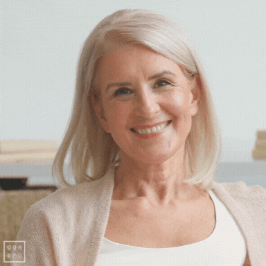 환하게 웃는 어머니의 얼굴과 편안한 미소가 담긴 따뜻한 장면