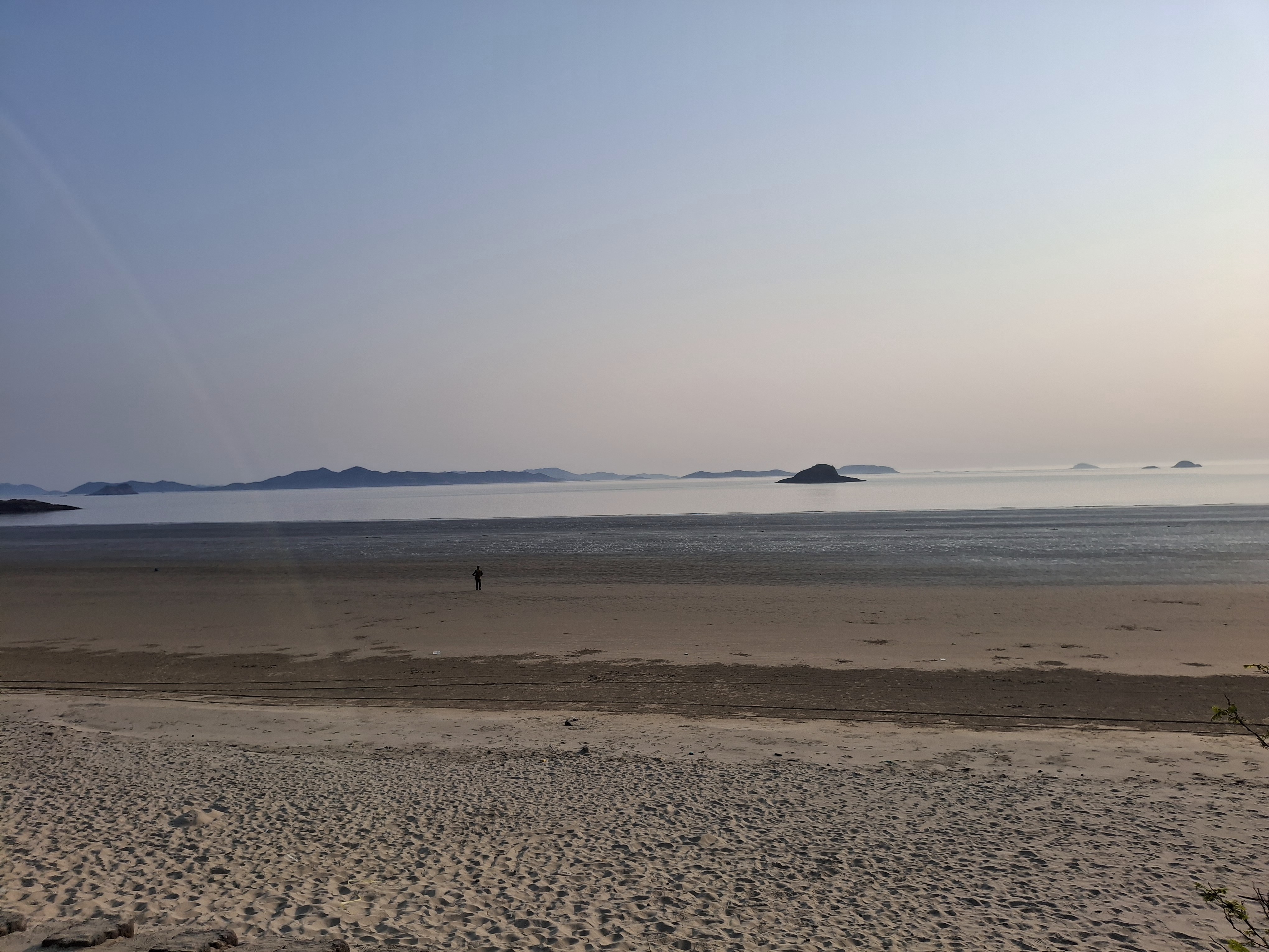 바닷가 맨발 걷기