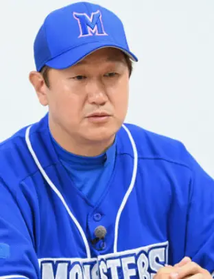 연금-파란유니폼을 입고 앉아있는 이대호