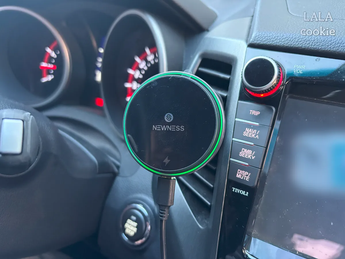 아이폰-맥세이프-고속-충전되는-차량용거치대-설치한 모습