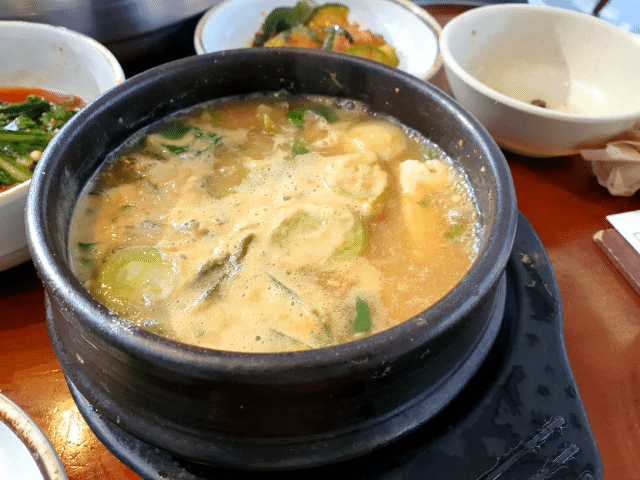 생각보다 굉장히 맛이 좋았던, 된장찌개입니다. 두부가 야들야들하고 약간은 청국장 스러운 된장찌개였는데 맛있습니다. 밥도둑임!!