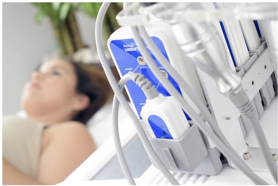 암에 걸려 누워 있는 여성