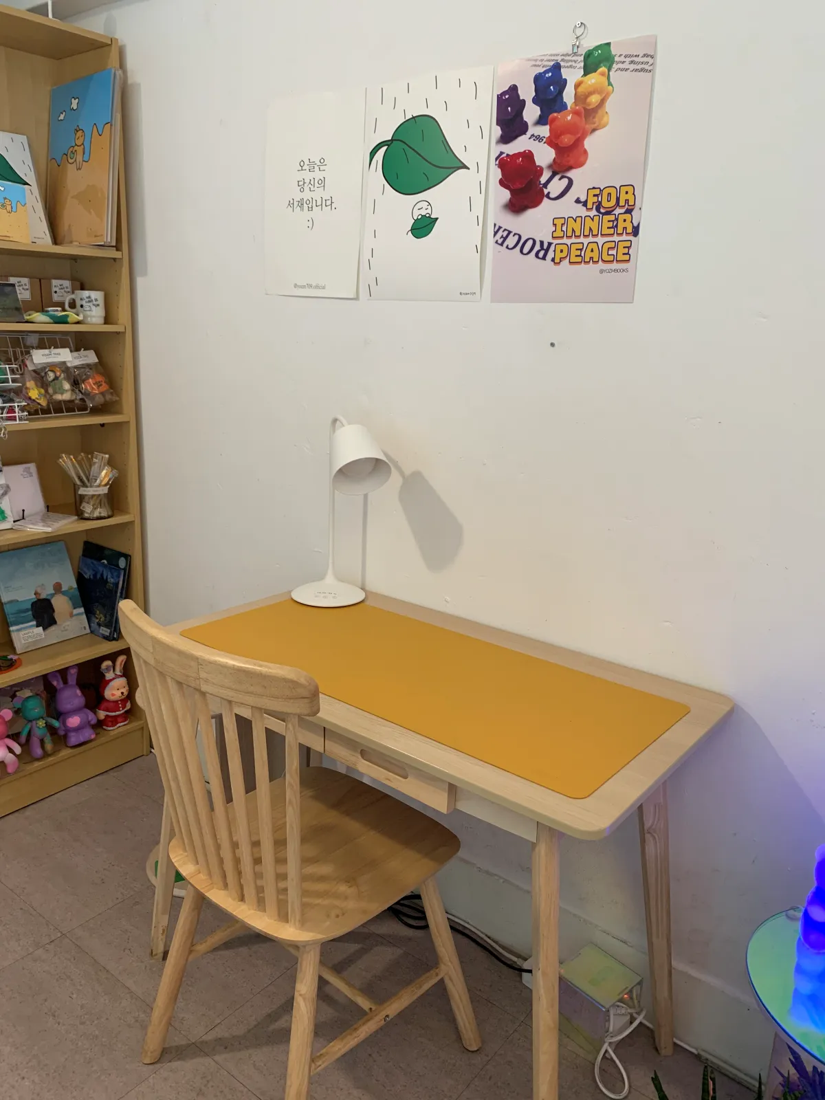 서점-안-1인용-책상