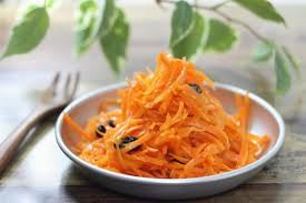 하얀종지에 담겨진 당근라페