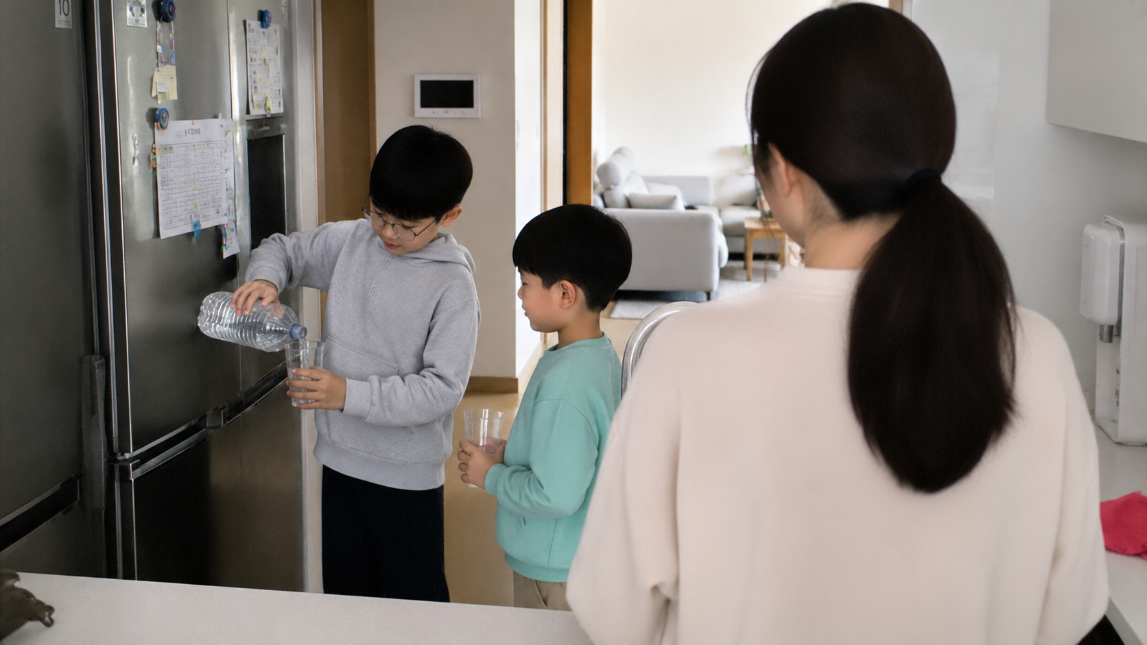 스스로 물을 따라 마시는 초등학생 형제