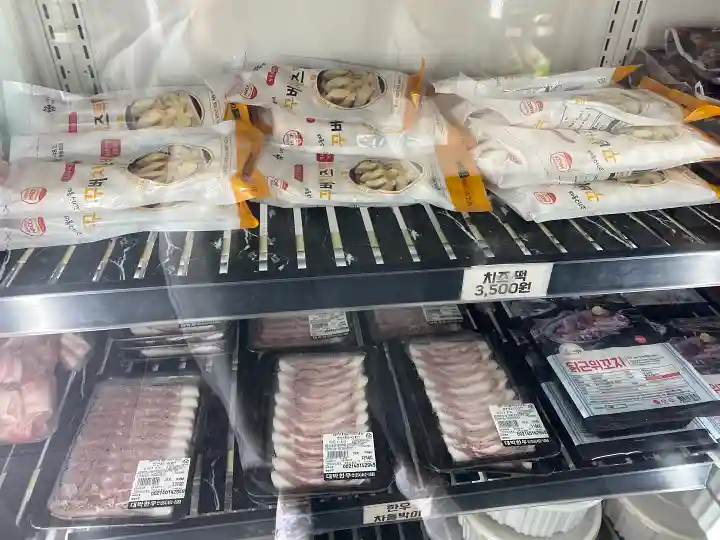 구워먹는치즈떡-차돌박이-닭근위꼬치-진열장