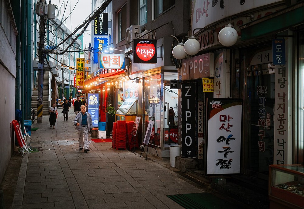 간판과 불빛이 켜진 서울의 좁은 골목길