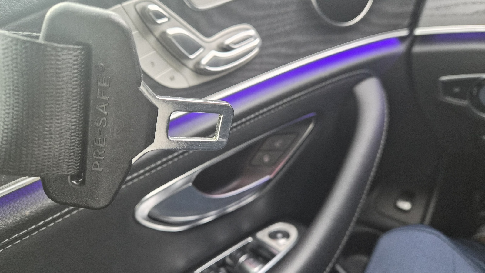 PRE-SAFE 문구가 새겨진 벤츠 차량의 안전벨트 금속 플레이트