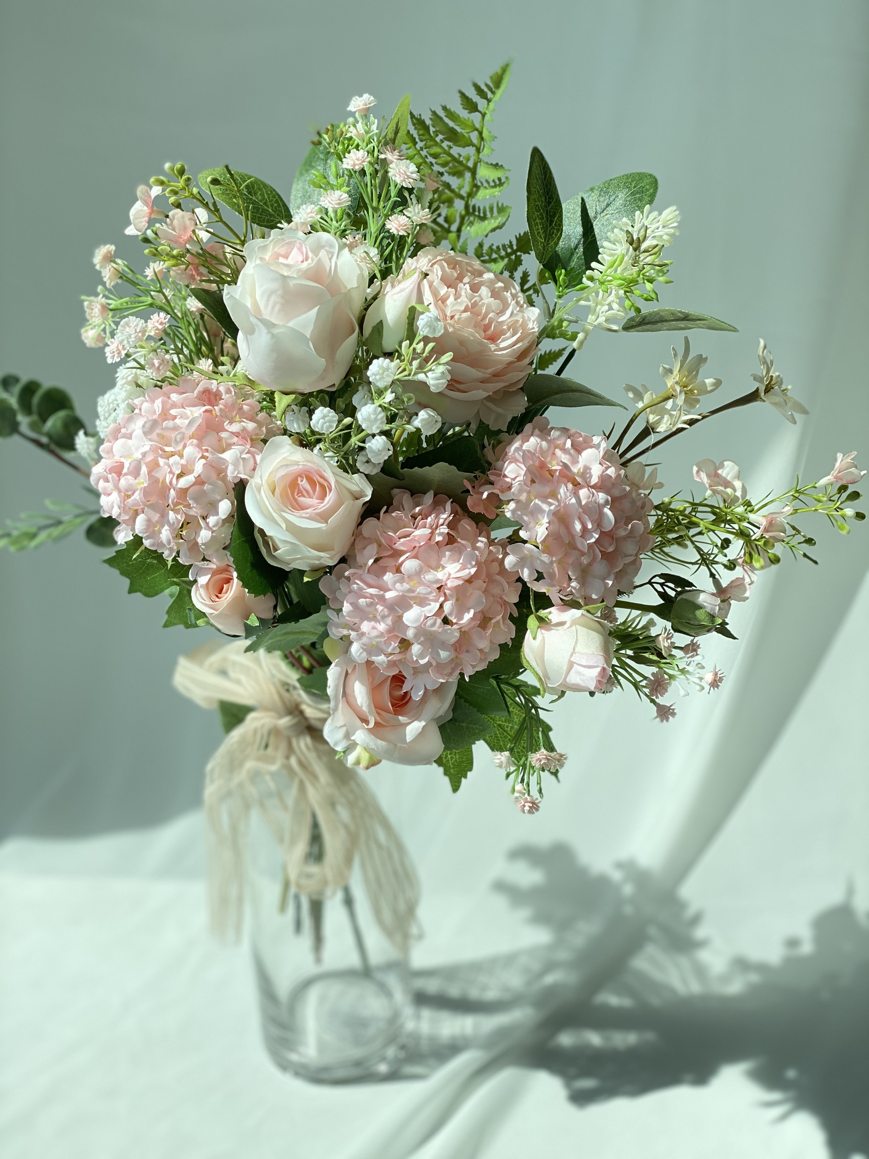 2024년 축하하는 핑크 화이트 유리병 꽃꽂이