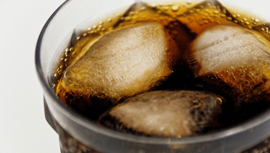 유리컵 속에 콜라와 각 얼음이 함께 담겨 있다