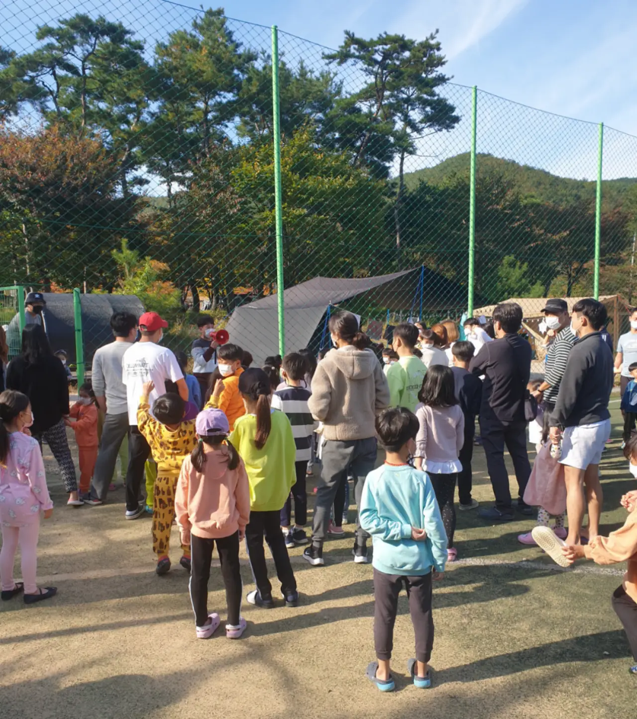 캠핑장에서-보물찾기-이벤트를-위해-몰려든-사람들