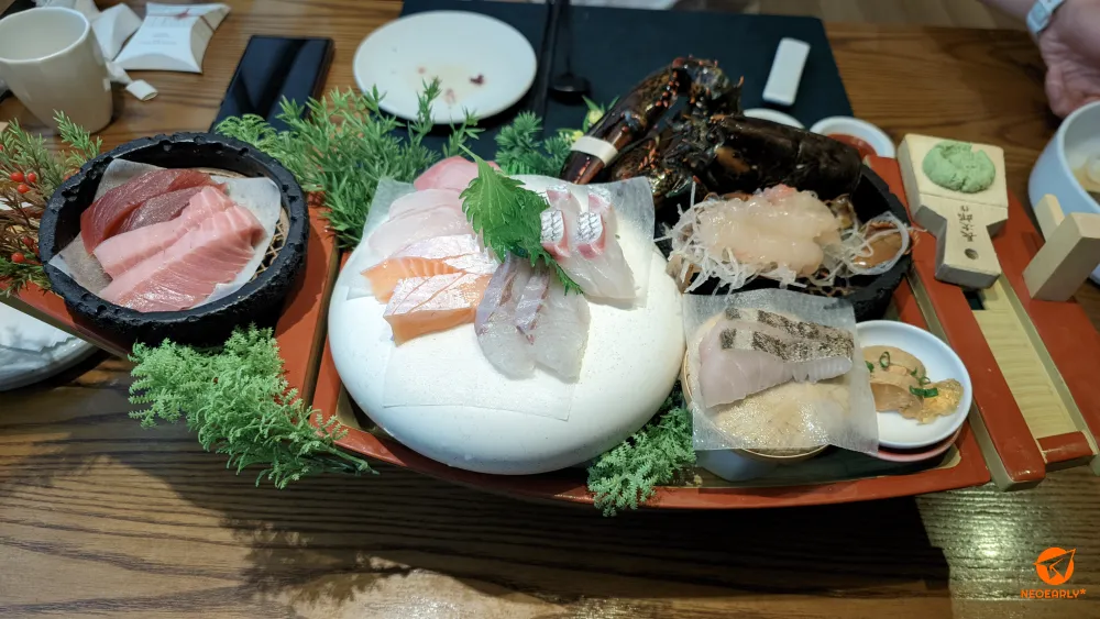 모둠 사시미도 나옵니다. 랍스터도 보이시죠?