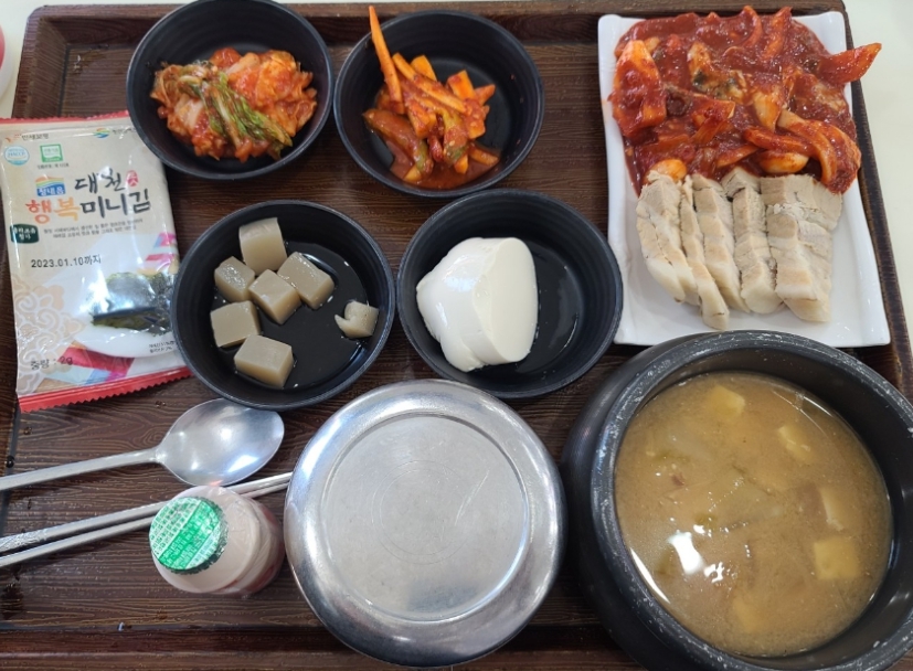 서산 휴게소의 어리굴젓 수육정식