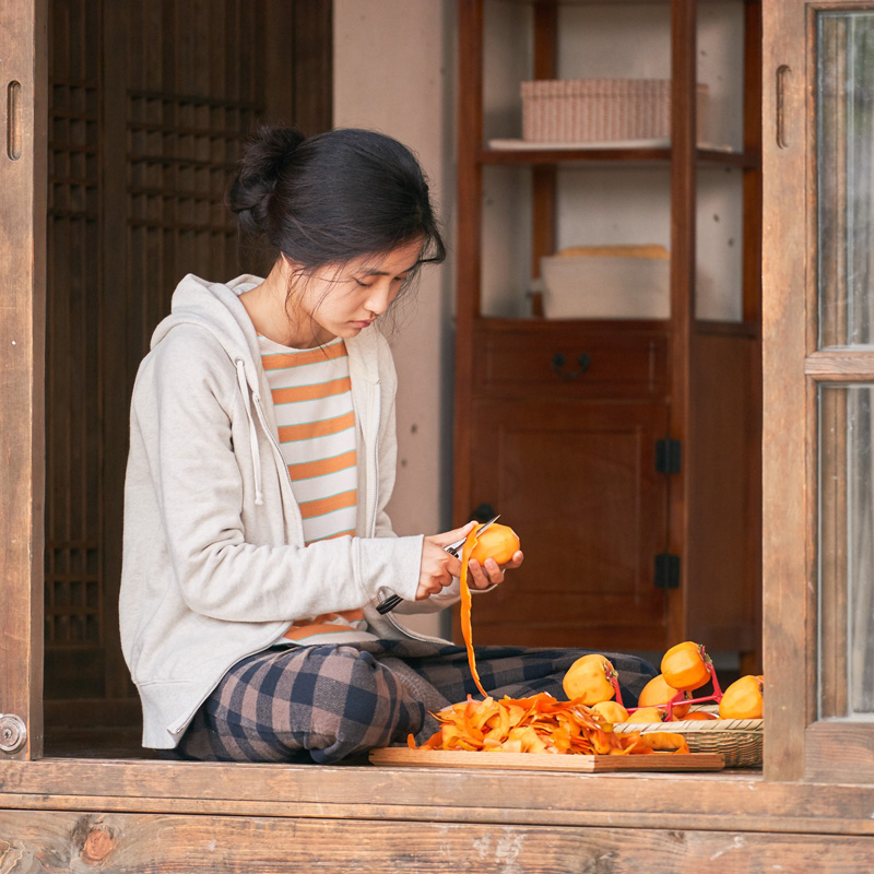 리틀 포레스트 영화장면-혜원의 곶감만들기