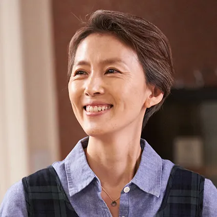 어느 실내를 배경으로 청난방에 원피스를 입고 짧은 쇼컷 헤어를 한 단아한 조유선