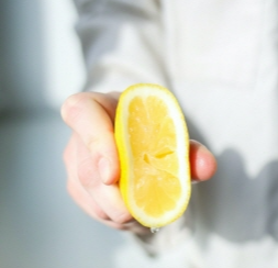 흰옷 누런때 지우기 하얗게 하는법 레몬즙 사용하기