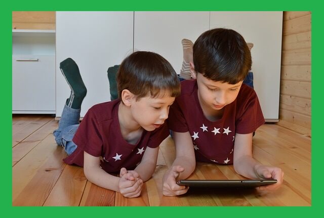 패드-보고있는-형제