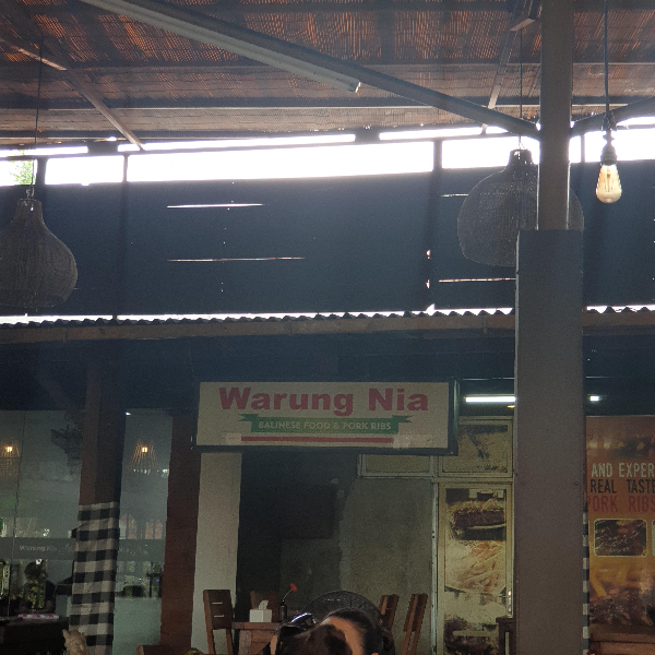 발리임이 느껴지는 인테리어 오래된 느낌이 난다. 목재 기둥과 함께 Warung Nia라는 간판이 봉니다.