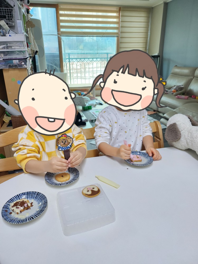 초코펜으로 쿠키를 꾸미는 아이들