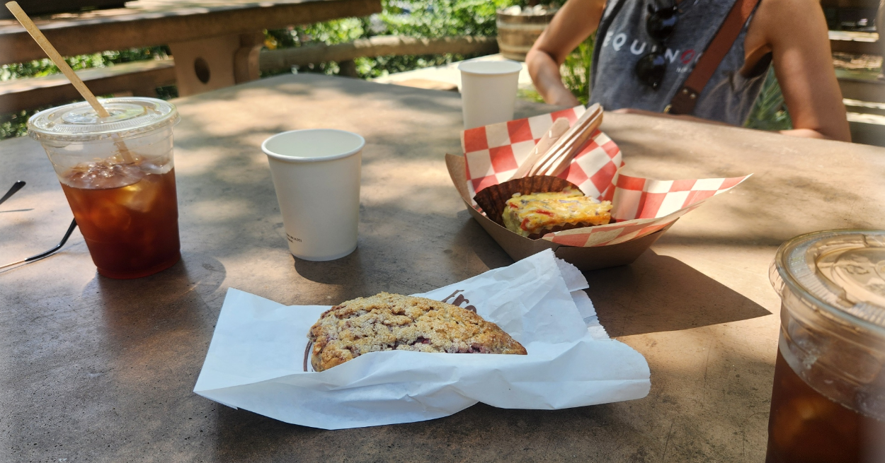 트레일 카페 테이블에 라스베리 스콘 과 커피 이미지