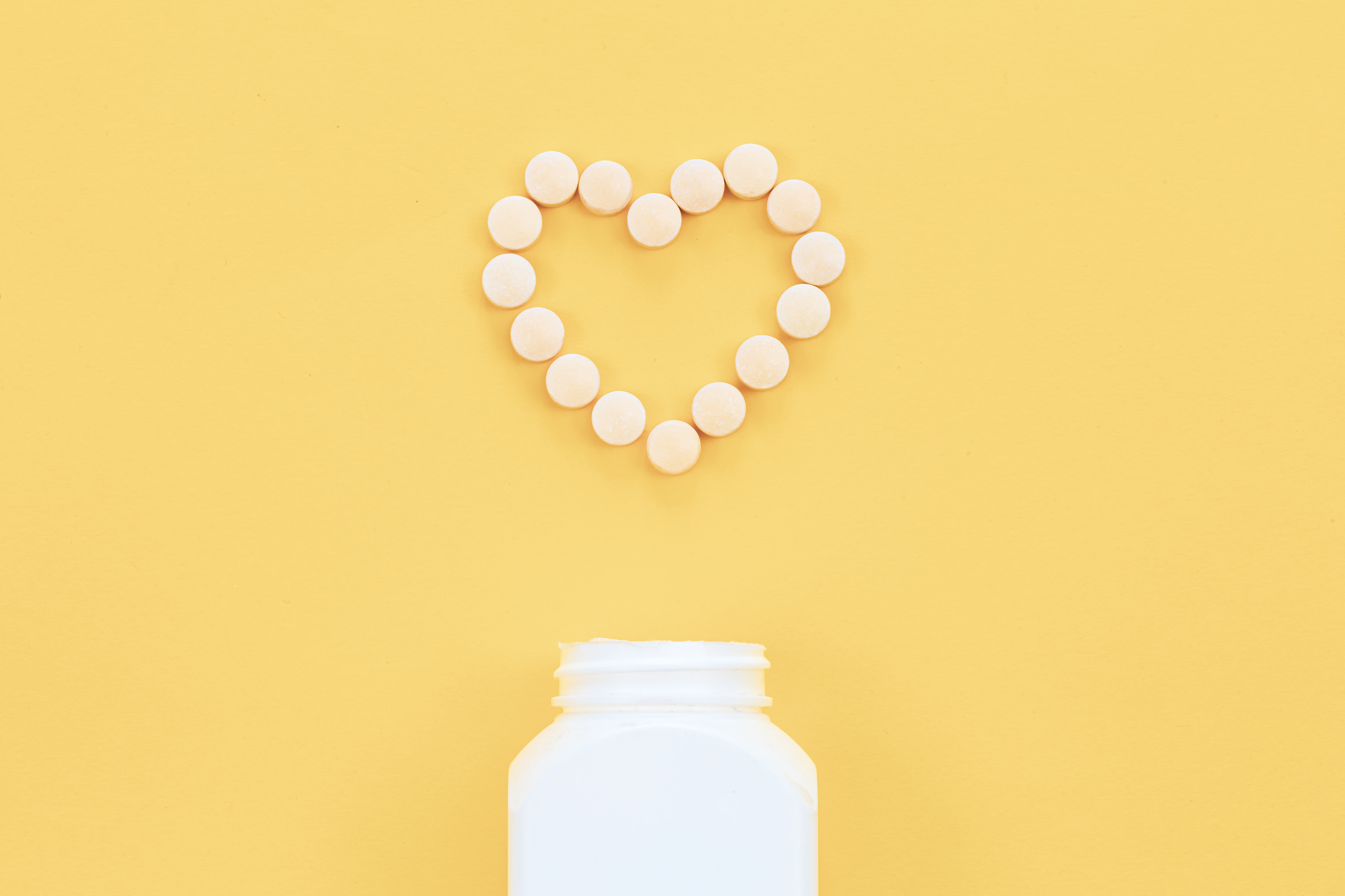 하트모양으로 약을 배열한 모습