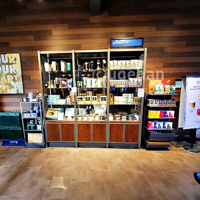 동두천 드라이브스루 스타벅스 매장의 1층 텀블러, 기타 용품들의 제품진열대 사진이다.