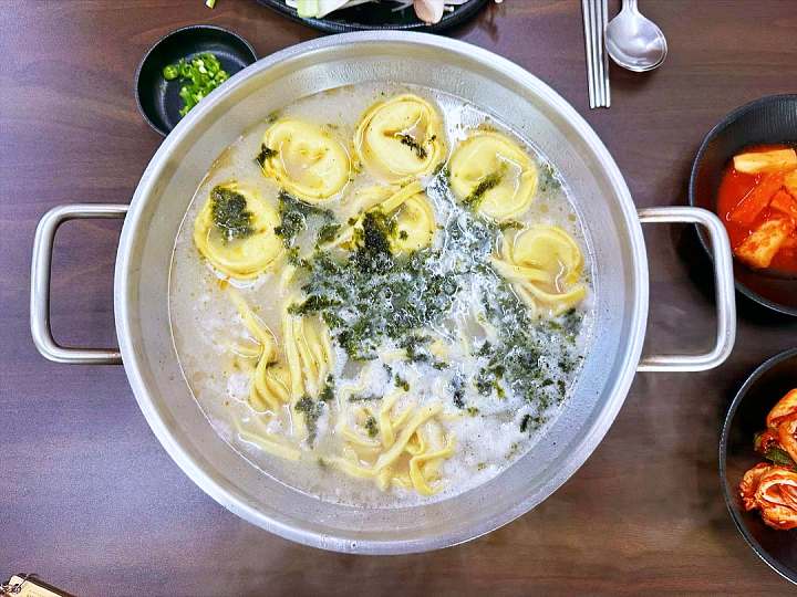 6시내고향 강원 철원 만두전골 만두소에 무우가 들어간 손만두 버섯전골 맛집 오늘 방송 추천
