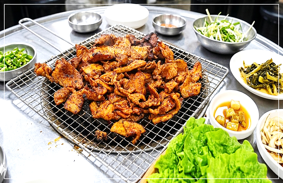 연탄 불향 머금고 초벌되어 나온 김천 지례흑돼지 맛집의 고추장 석쇠불고기