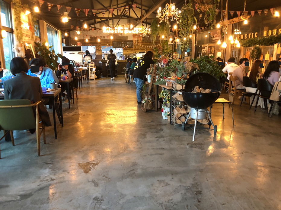 러스틱스모크하우스 내부