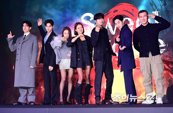 (왼쪽부터)배우 김무열-송강-고민시-이시영-이진욱-진영-유오성이 30일 오전 서울 성동구 성수동 에스팩토리에서 열린 넷플릭스 오리지널 드라마 &#39;스위트홈&#39; 시즌 2 제작발표회에 참석하고 있다. [사진=정소희 기자]