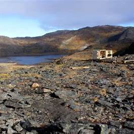 바위 지형과 해안이 보이는 그린란드 광산 개발 관련 현장 사진