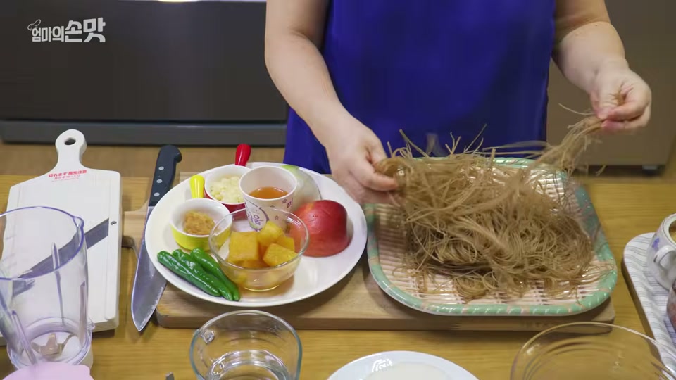 냉면 재료(무, 사과, 청양고추, 양파, 양념 재료)를 준비한 모습