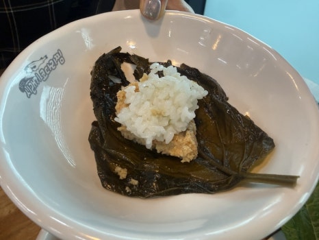 천안 유량동 시골연탄불고기냉면집에서 다양한 쌈 조합으로 식사하는 장면