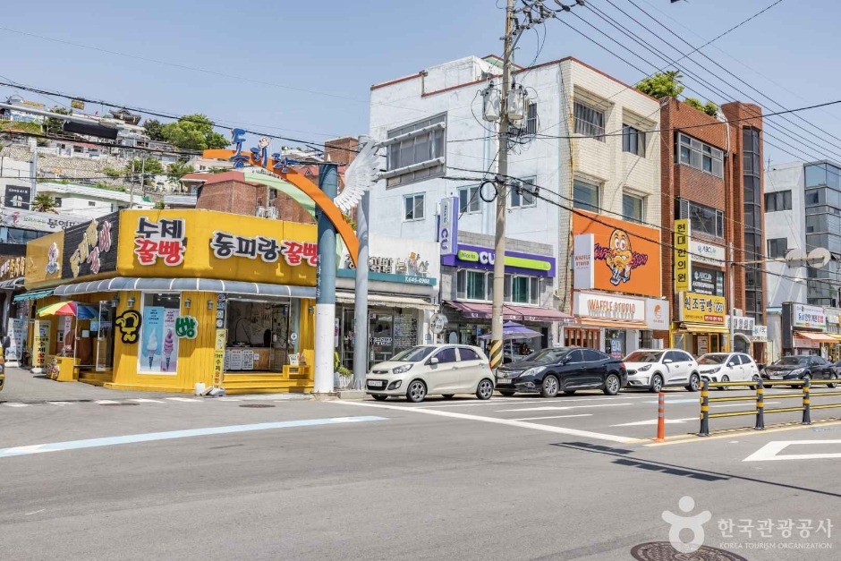중앙시장 옆 통영항 꿀빵거리
